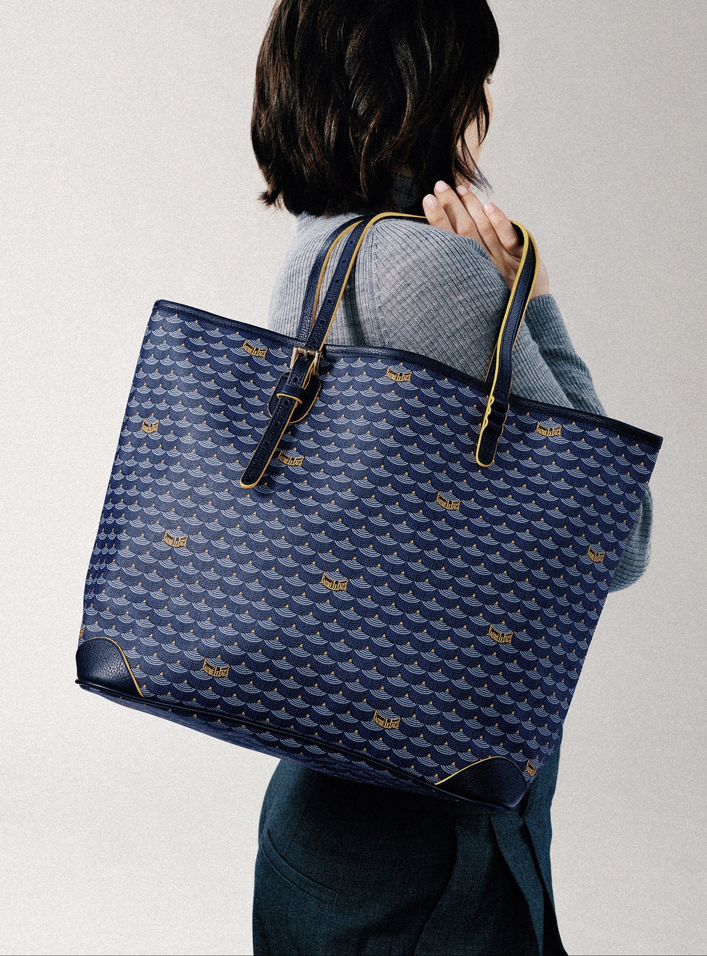 PARIS BLUE